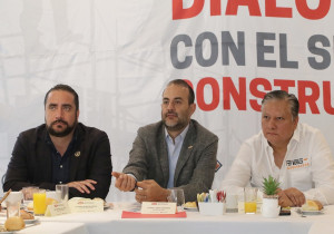 Fernando Morales firma compromiso con empresarios de la CMIC y AMPI