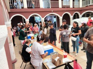IMSS-Bienestar y gobierno estatal mantienen vacunación en mercados y plazas