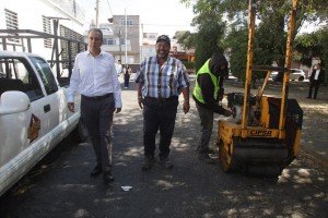 Supervisa Pepe Chedraui cuadrillas de bacheo en El Carmen