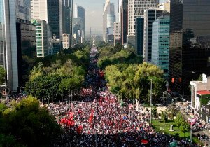 AMLO se dice muy feliz tras marcha masiva