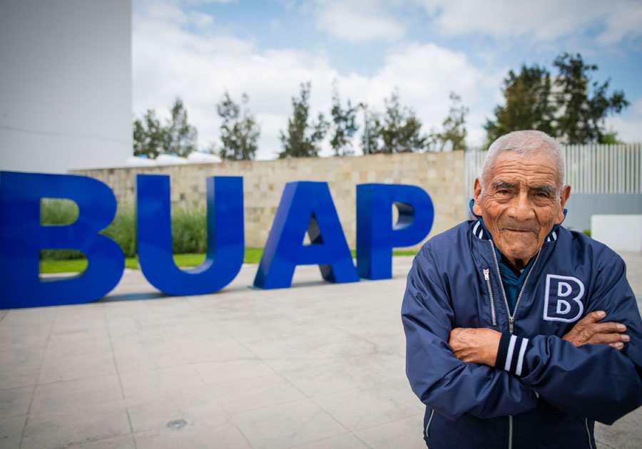 Don Felipe, alumno graduado más longevo de la BUAP