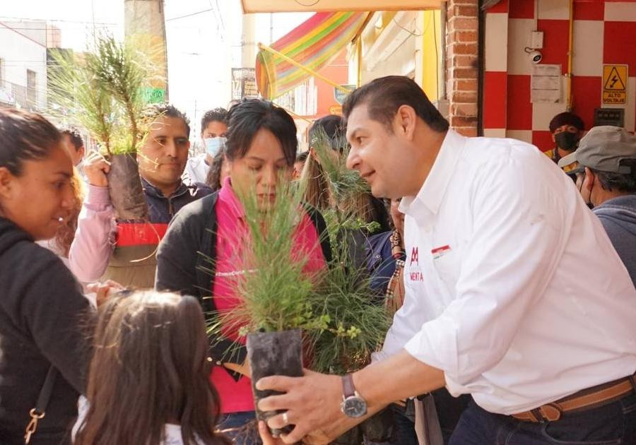 En 27 años, Armenta promueve entrega de 3 millones de árboles en Puebla