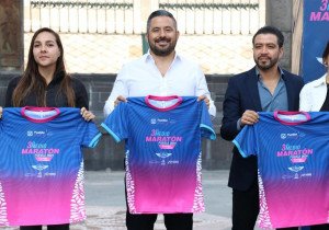 Presenta Ayuntamiento de Puebla playera oficial del Tercer Medio Maratón