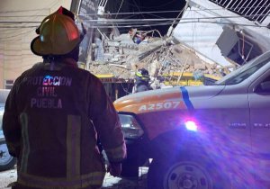 Explosión derrumba edificio en Puebla capital; rescatan a 8