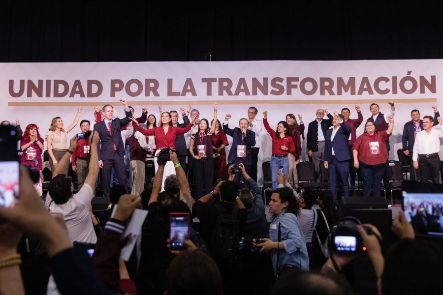 Morena levanta el puño izquierdo