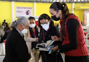 En Ocoyucan, SEDIF continúa entrega de auxiliares auditivos y lentes