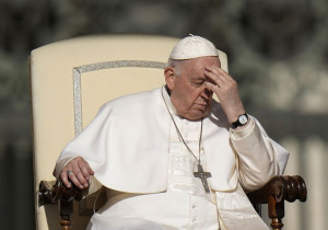Operan al Papa Francisco por hernia abdominal