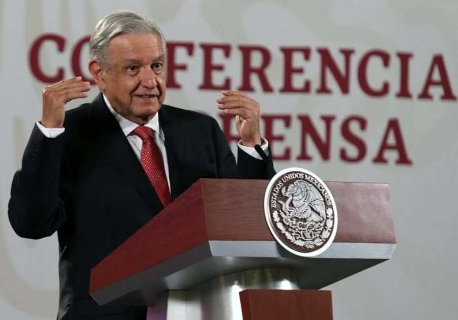 Critica AMLO propuesta de alza de impuestos a refrescos