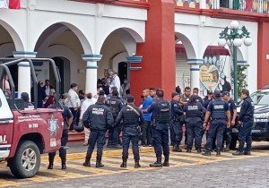 Protestan policías contra alcaldesa de Izúcar por falta de pago