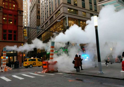 Explotan tres alcantarillas en el Times Square