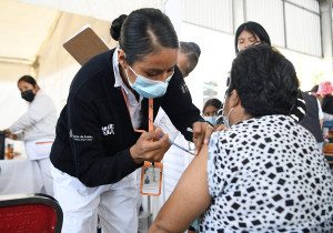 Comienza gobierno de Puebla vacunación contra influenza estacional y COVID-19