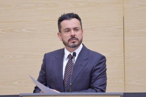 García Parra ante el Parlamento y el STC