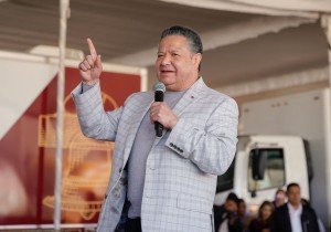 Hospitalizan a gobernador de Hidalgo por desvanecimiento