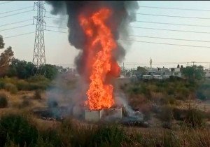 Incendio en respiraderos de ducto de Pemex en colonia Chamizal, en Ecatepec