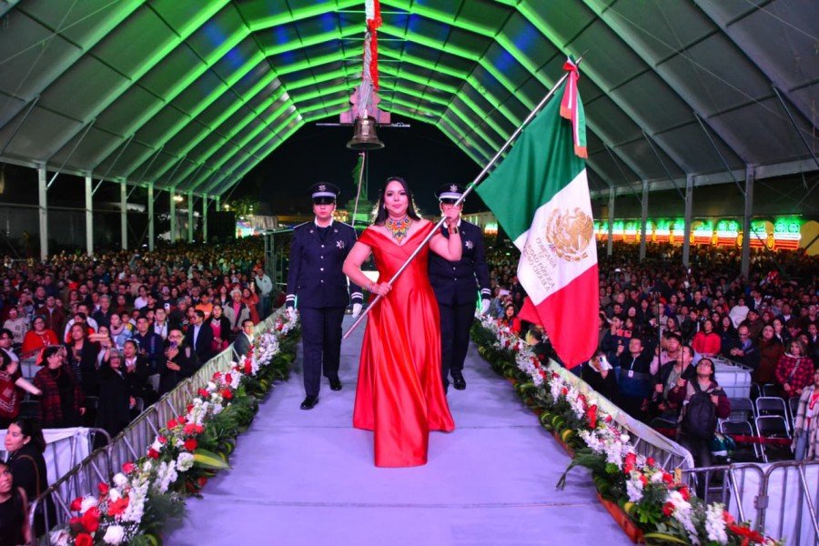 "¡Viva México!", exclamó la presidenta municipal ante una Plaza de la Concordia completamente llena