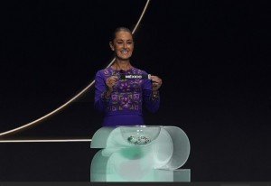 Claudia Sheinbaum destaca orgullo nacional al recibir tercera Copa Mundial 2026