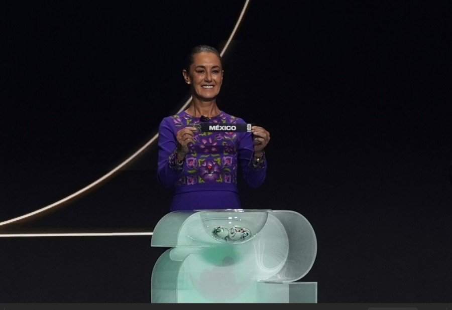 Claudia Sheinbaum destaca orgullo nacional al recibir tercera Copa Mundial 2026