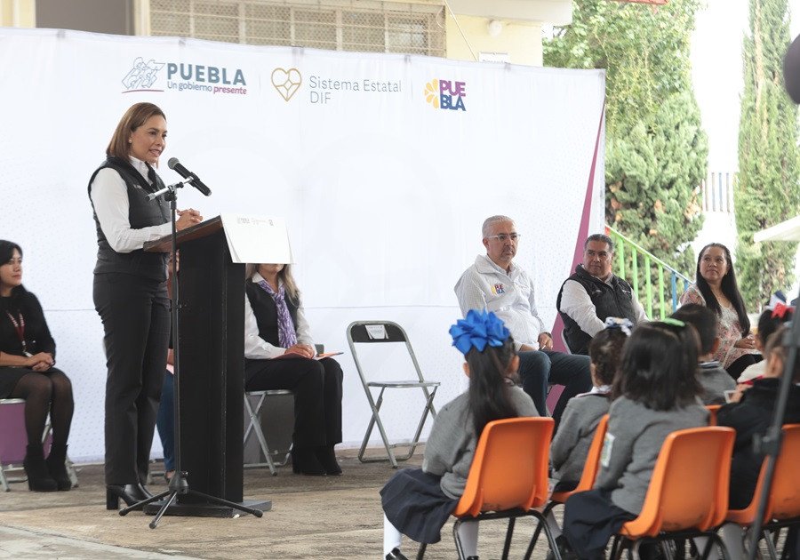 Equipa SEDIF desayunadores escolares en Puebla capital