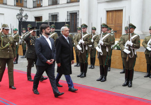 Gabriel Boric, presidente de Chile, recibe a AMLO en el Palacio de la Moneda