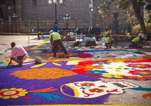 Pintan de magia y color zócalo de Puebla con tapete de Día de Muertos