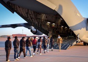 Estados Unidos inicia deportaciones de migrantes en aviones militares