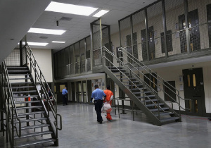 Migrantes podrán demandar a centros de detención en California