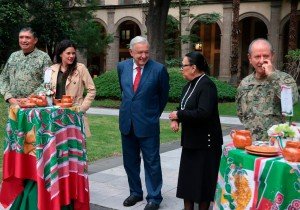 López Obrador se despide de su gabinete de Seguridad en reunión con tamales y mariachi 