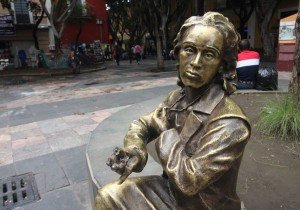 Roban y dañan escultura de Elena Garro en Puebla capital