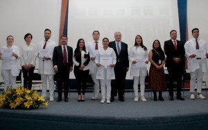 ISSSTEP gradúa a 30 médicos con enfoque humanista