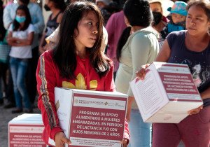 Con despensas, SEDIF apoya a familias de sierras Norte y Nororiental