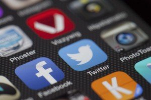 Francia prohíbe redes sociales a menores de 15 años