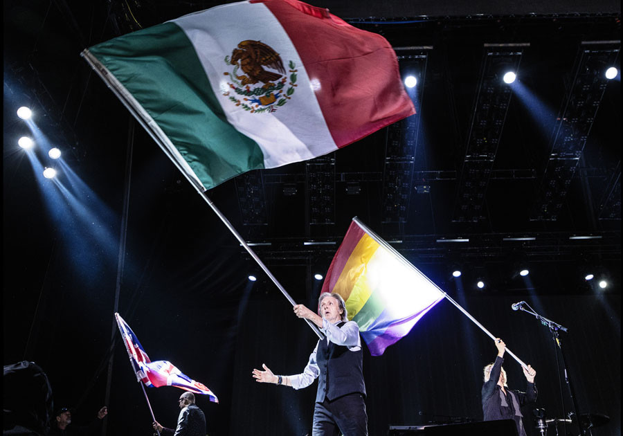 Paul McCartney encanta a 60 mil fans en su regreso triunfal a México con el Got Back Tour