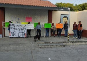 Padres de familia piden reubicación de antena de CFE en una primaria de la Mixteca