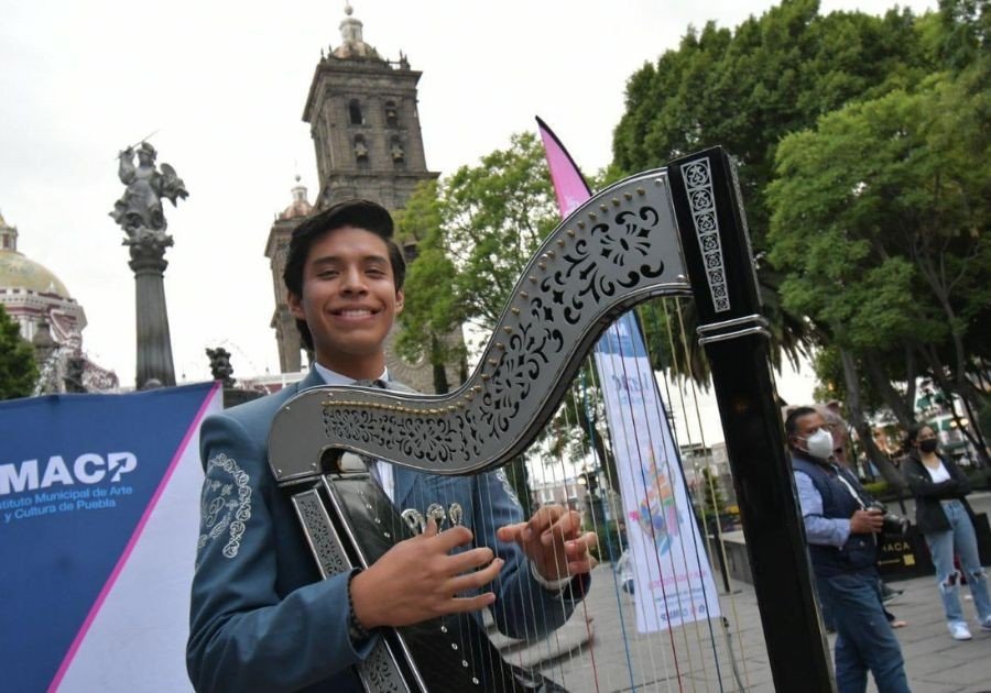 Jueves de Mariachi deleitaron a locales y turistas en Puebla capital