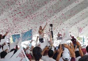 Un año arriba en las encuestas, festeja Sheinbaum con la gente en Veracruz