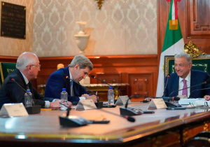Se reúne AMLO con John Kerry