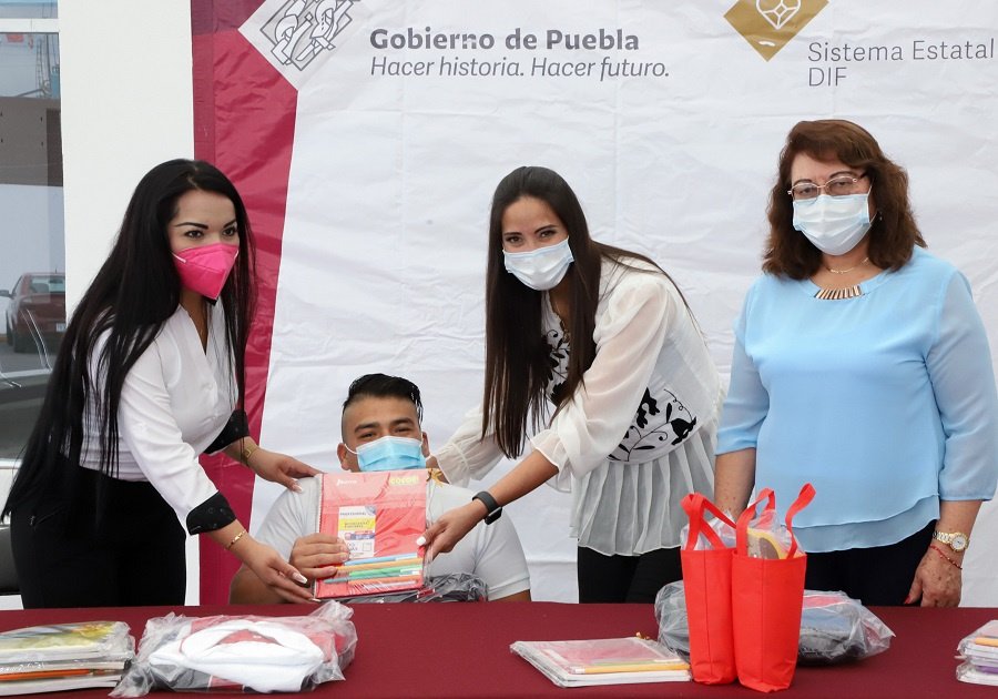 Otorga SEDIF paquetes escolares en casas de Ángeles