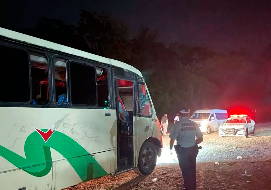 Rescatan migrantes hacinados en autobús robado