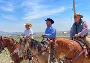 Con cabalgata, celebra Julio Huerta el Día del Padre