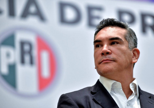 Alejandro Moreno oficializa su candidatura para la reelección en el PRI con Carolina Viggiano