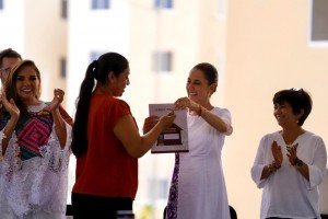 En Quintana Roo, Sheinbaum entrega viviendas y libera casi 500 hipotecas
