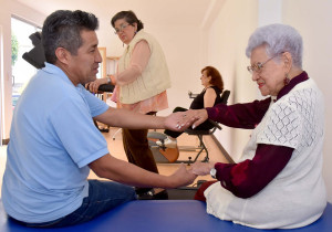 Secretaría de Salud brinda atención gratuita a personas adultas mayores sin seguridad social
