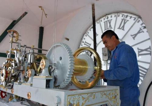 Reparan relojes de El Gallito y el Palacio Municipal de Puebla