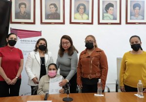 Entrega SEDIF apoyo a familia de agente ministerial caído en cumplimiento de su deber