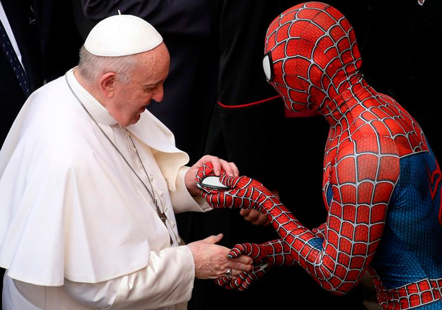 Spiderman regala máscara a Papa Francisco