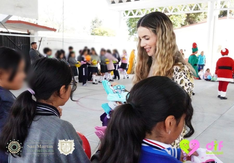 DIF Texmelucan y RED MUCPAZ entregan juguetes y ropa a niñas y niños