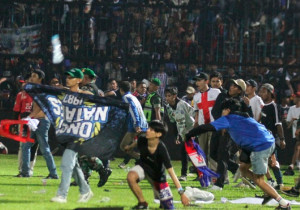 Tragedia en estadio: 125 muertos en trifulca tras partido de futbol