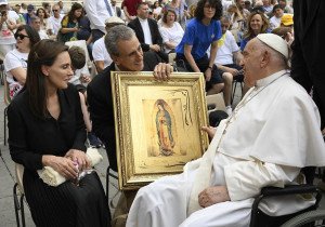 Pepe Chedraui saluda al Papa Francisco durante su visita al Vaticano