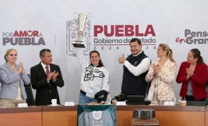 Talento deportivo fortalece a Puebla: Alejandro Armenta Mier distingue a piloto poblana
