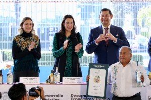 Gobierno estatal consolida a Puebla como potencia internacional del mezcal